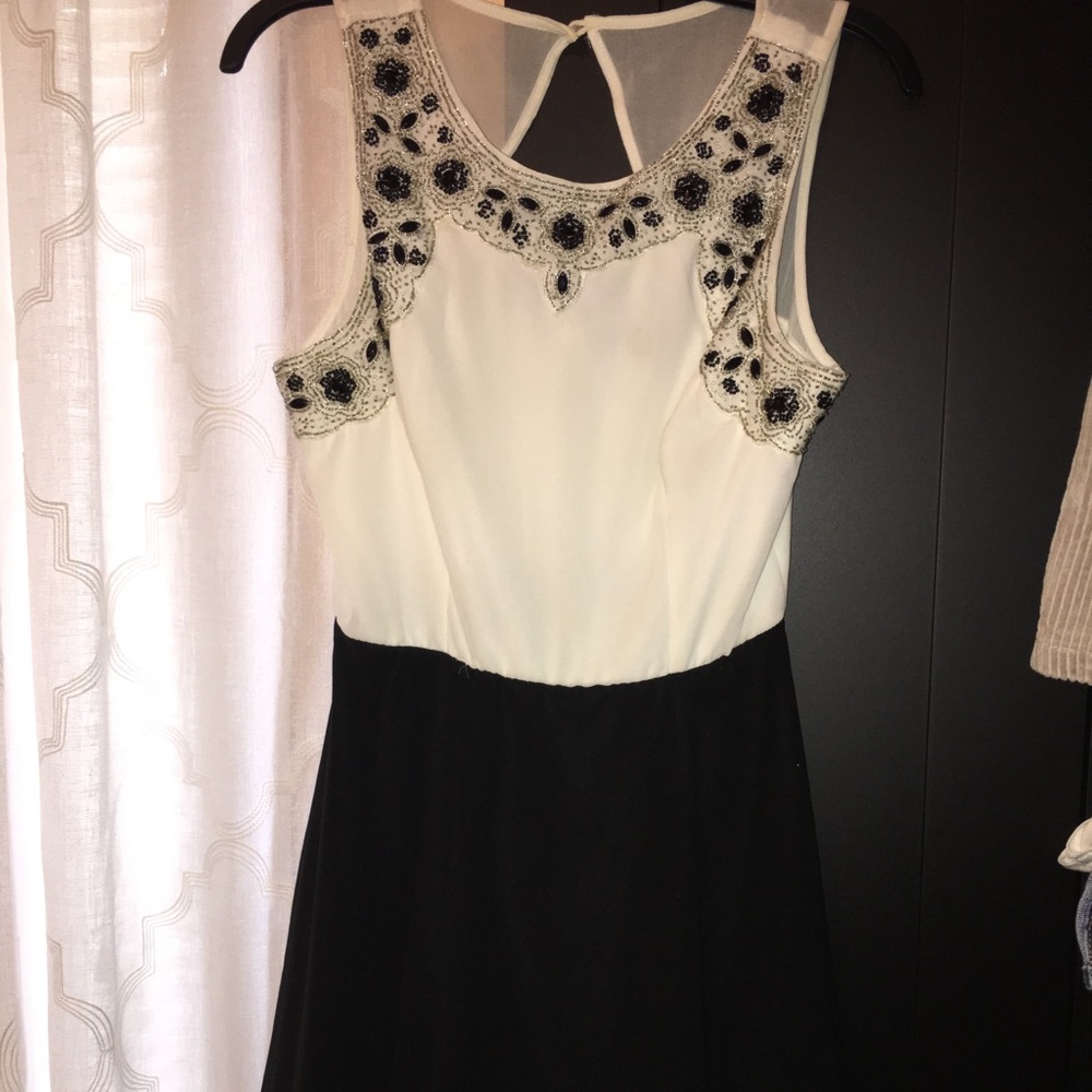 ⚫️ Beaded detail black and white elegant dress ⚪️